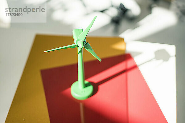 Windturbinenmodell auf dem Schreibtisch im Büro