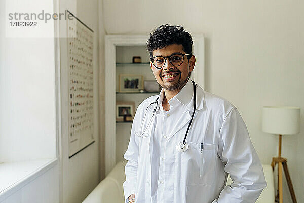 Junger Arzt mit Stethoskop im Krankenhaus