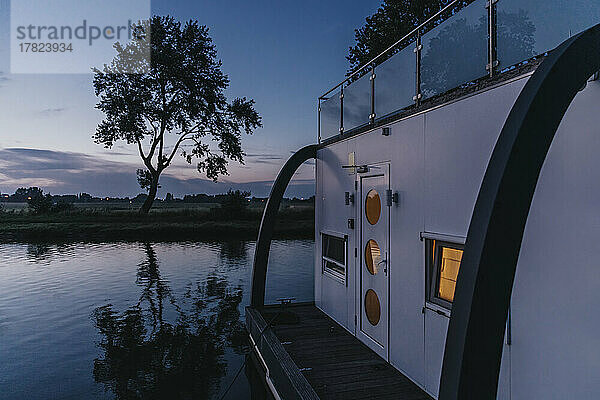 Hausboot auf dem Fluss Yser bei Sonnenuntergang