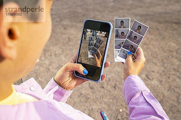 Frau macht an einem sonnigen Tag Fotos mit dem Smartphone