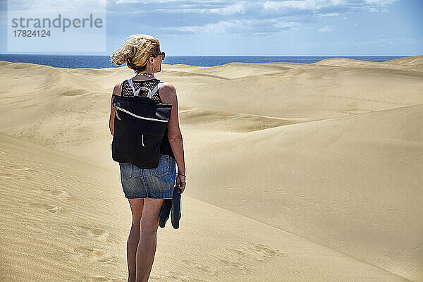 Spanien  Gran Canaria  Touristin besucht die Dünen von Maspalomas