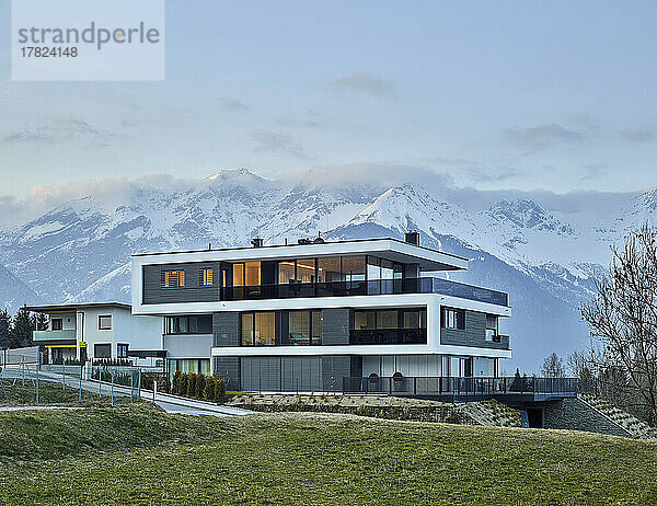 Österreich  Tirol  Fassade eines luxuriösen dreistöckigen Hauses in den Bergen
