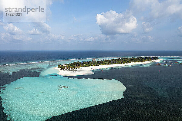 Malediven  Lhaviyani-Atoll  Helikopterblick auf den Indischen Ozean und das Inselresort Kanuhura