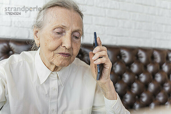 Ältere Frau telefoniert mit dem Mobiltelefon
