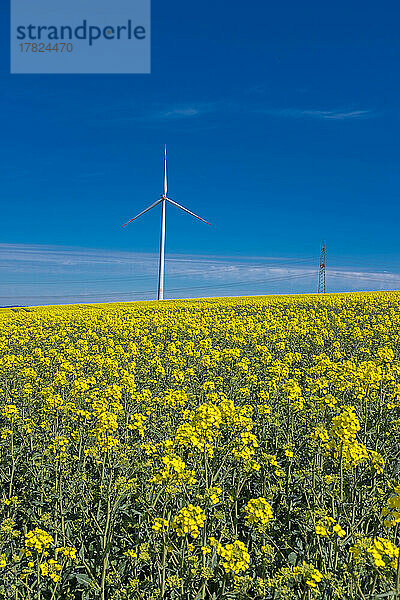 Windkraftanlage auf dem Feld an einem sonnigen Tag