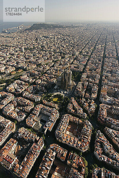 Spanien  Katalonien  Barcelona  ??Helikopterblick auf die Basilika Sagrada Familia und das umliegende Stadtbild