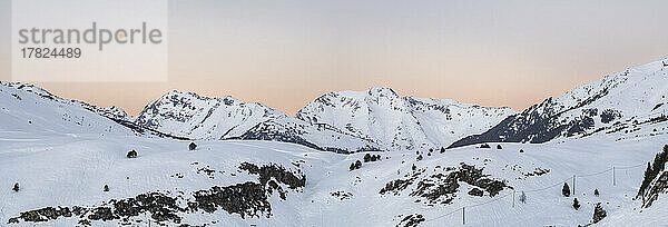 Malerische Aussicht auf die schneebedeckten Pyrenäen bei Sonnenuntergang  Baqueira Beret  Spanien