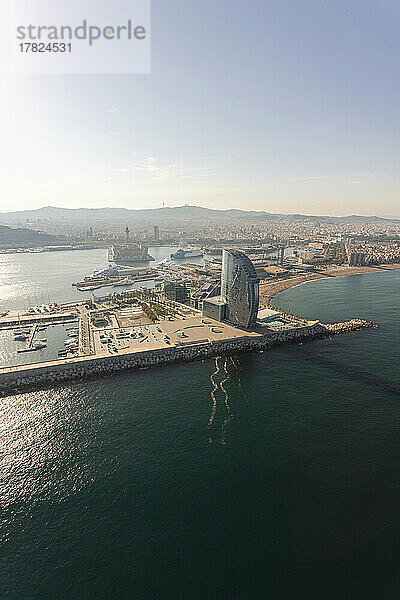 Spanien  Katalonien  Barcelona  ??Helikopterblick auf die Küste und den Yachthafen der Stadt