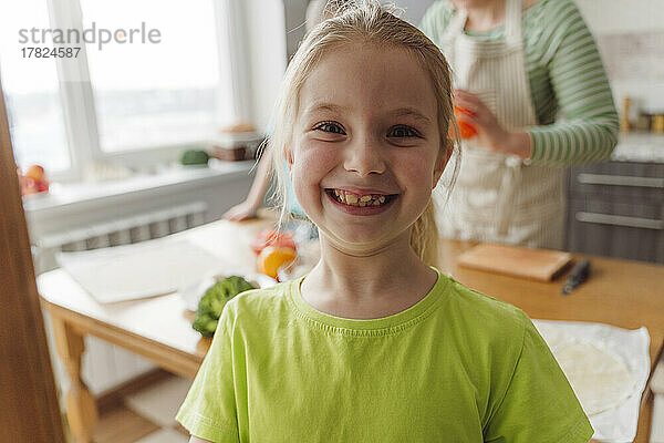 Smiley-Mädchen in der Küche zu Hause