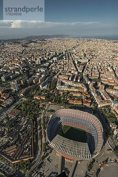 Spanien  Katalonien  Barcelona  ??Hubschrauberaufnahme des Camp Nou-Stadions und der umliegenden Stadtlandschaft