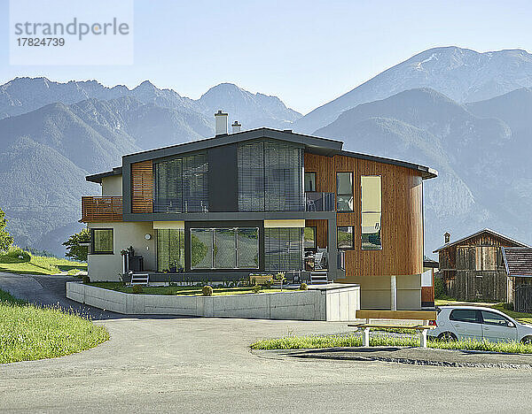 Österreich  Tirol  Fassade einer modernen Villa in den Bergen