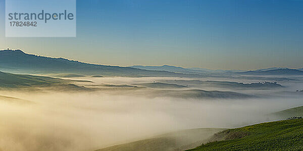 Italien  Toskana  Volterra  Panoramablick auf eine hügelige Landschaft  eingehüllt in dicken Morgennebel