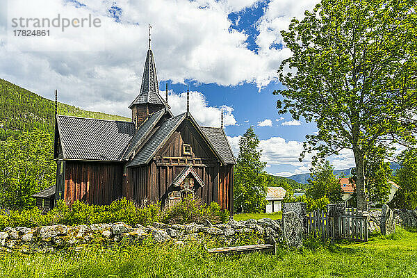 Norwegen  Viken  Nore  Fassade einer mittelalterlichen Stabkirche im Sommer