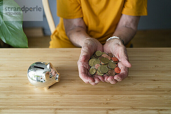 Hände einer älteren Frau  die Münzen hält