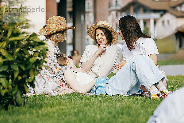 Freundinnen genießen Picknick im Park