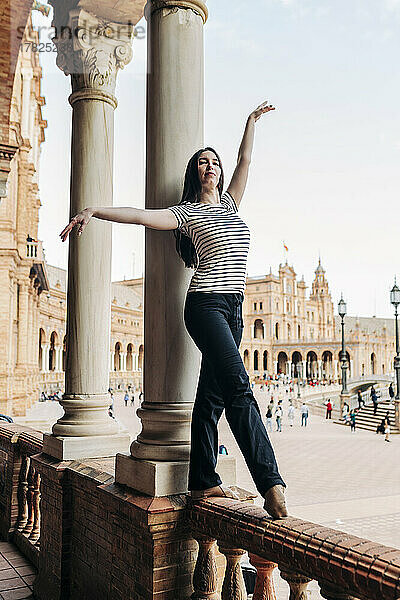 Balletttänzerin balanciert auf historischem Geländer