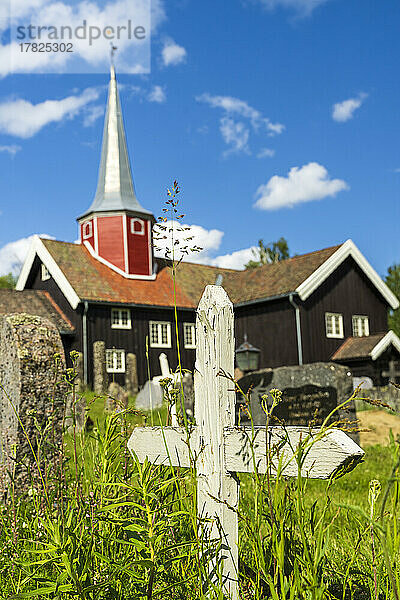 Norwegen  Viken  Flesberg  mittelalterliche Stabkirche im Sommer mit Gräbern im Vordergrund