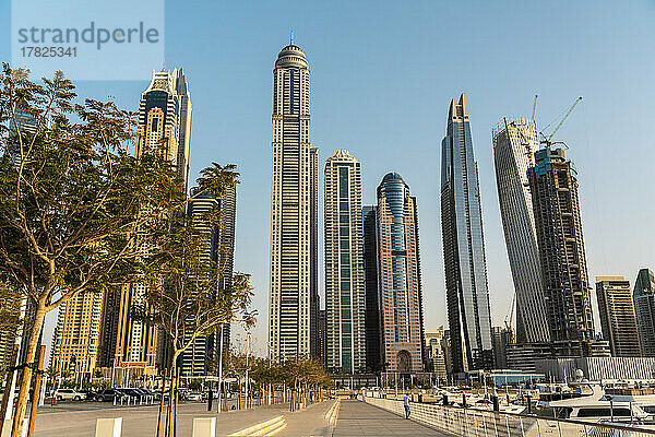 Vereinigte Arabische Emirate  Dubai  Dubai Marina mit hohen Wolkenkratzern im Hintergrund