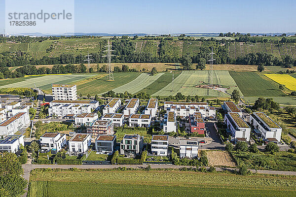 Photovoltaikanlagenhäuser in der Stadt Ludwigsburg an einem sonnigen Tag