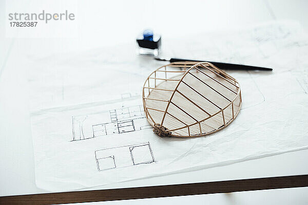 Architekturmodell über Blaupause auf dem Schreibtisch im Büro