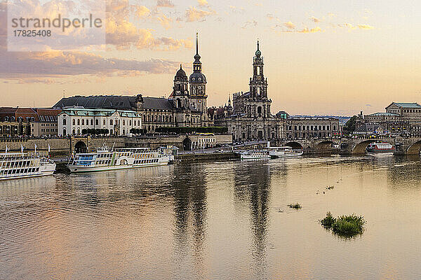 Deutschland  Sachsen  Dresden  Altstadtufer in der Abenddämmerung