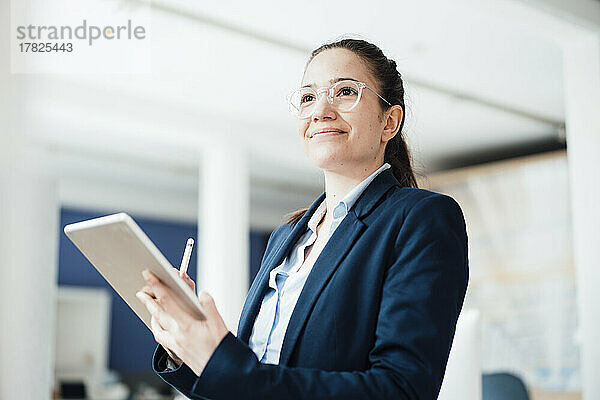 Geschäftsfrau mit Tablet-PC am Arbeitsplatz