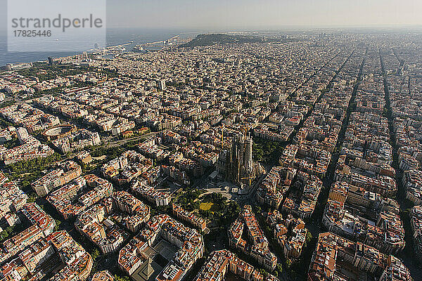 Spanien  Katalonien  Barcelona  ??Helikopterblick auf die Basilika Sagrada Familia und das umliegende Stadtbild