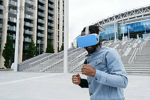 Mann mit Virtual-Reality-Headset vor Gebäude