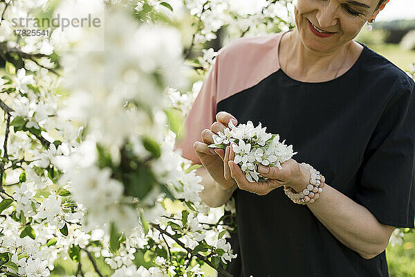 Lächelnde Frau mit weißen Blumen
