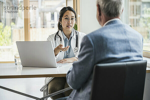 Ärztin diskutiert mit Patientin in medizinischer Klinik
