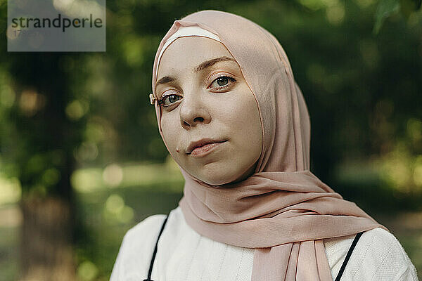 Junge Frau mit Hijab im öffentlichen Park