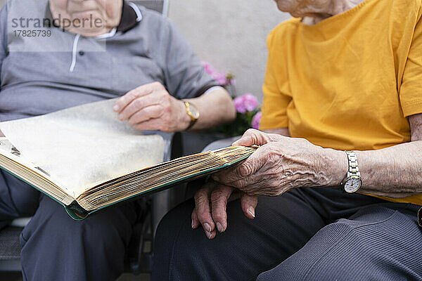 Ältere Frau und Mann betrachten Fotoalbum