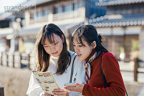 Junge japanische Frauen genießen eine gemeinsame Reise