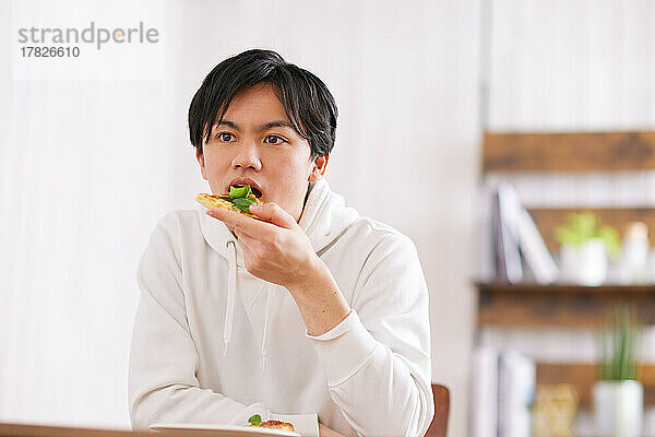 Junger Japaner genießt eine Mahlzeit