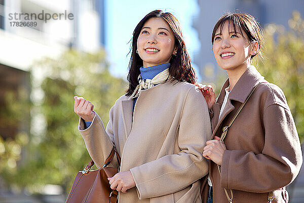 Japanische Frauen beim Einkaufen