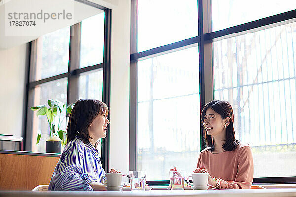 Japanische Frauen in einem Café