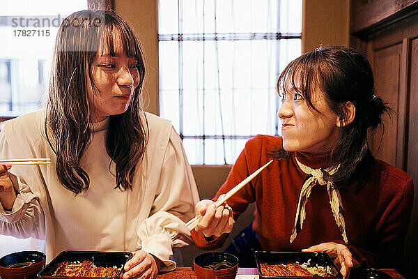 Junge japanische Frauen genießen ein gemeinsames Essen
