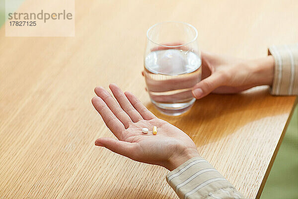 Frau nimmt Tabletten