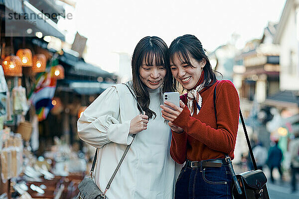 Junge japanische Frauen genießen eine gemeinsame Reise