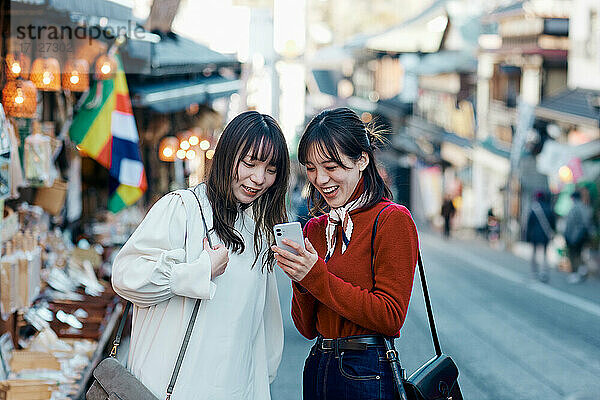 Junge japanische Frauen genießen eine gemeinsame Reise