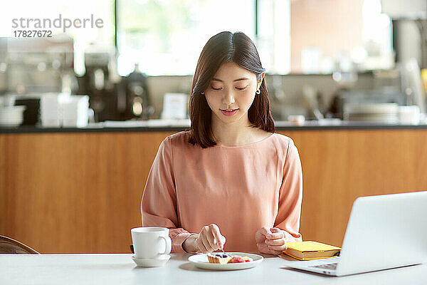 Japanerin in einem Café