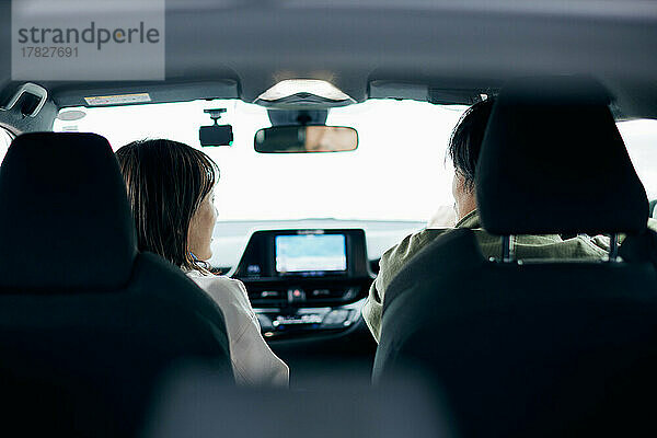 Japanisches Paar bei einer gemeinsamen Autofahrt