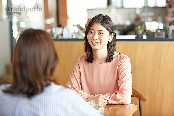 Japanische Frauen in einem Café