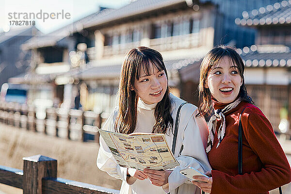 Junge japanische Frauen genießen eine gemeinsame Reise