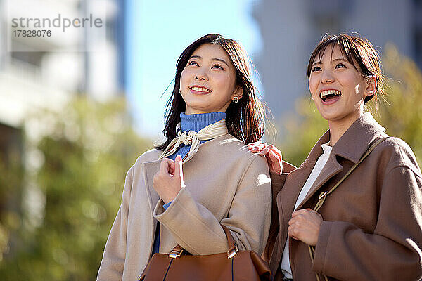 Japanische Frauen beim Einkaufen