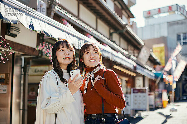 Junge japanische Frauen genießen eine gemeinsame Reise