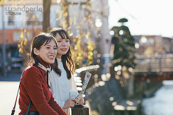 Junge japanische Frauen genießen eine gemeinsame Reise