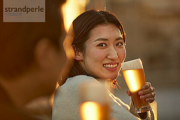 Japaner trinken draußen etwas