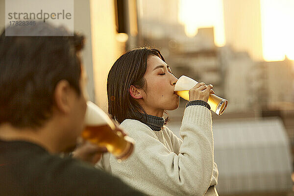 Japaner trinken draußen etwas