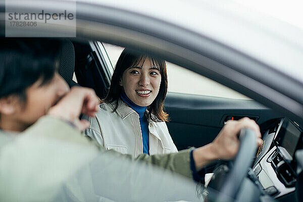 Japanisches Paar bei einer gemeinsamen Autofahrt